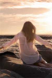 天使在左，魔鬼在右全文